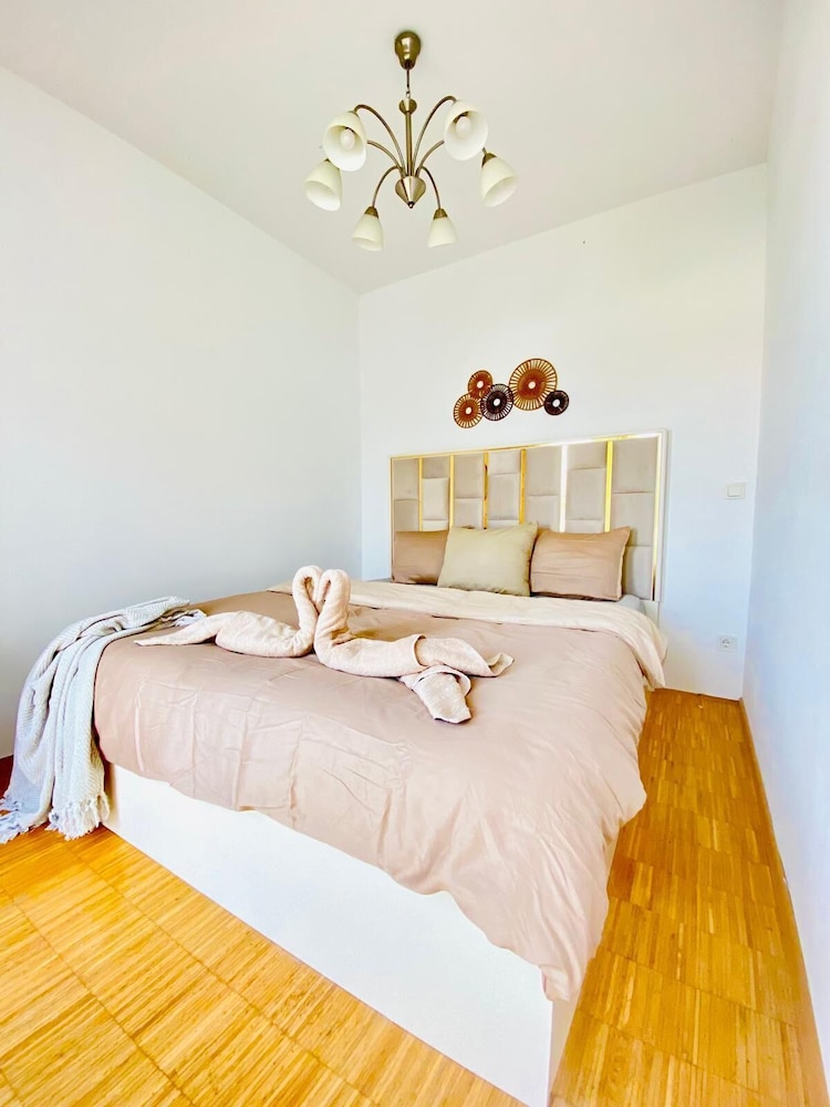 Comfy 3BR Apt With Living Room Balcony