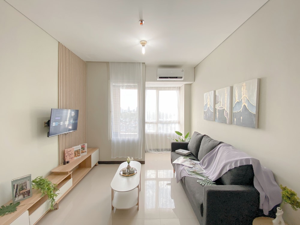 Comfortable And Restful 2Br Nifarro Park Apartment