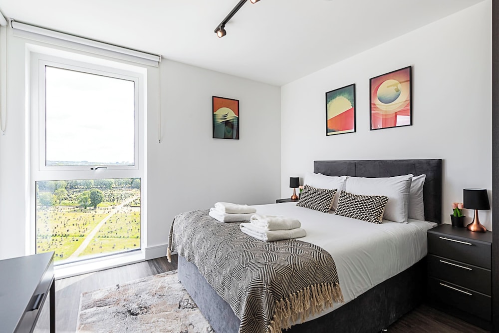 Sleek and Stylish 9th Floor Apartment