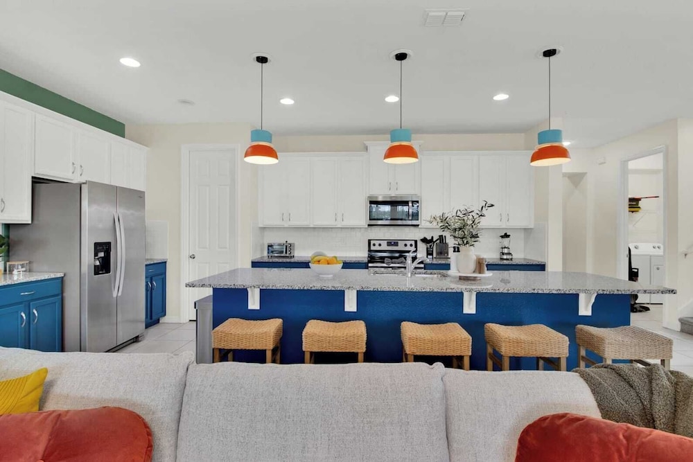 Sleeps 20! 9bdr, Star Wars-themed Game Room, Pool, Hot Tub Nassau by Avantstay