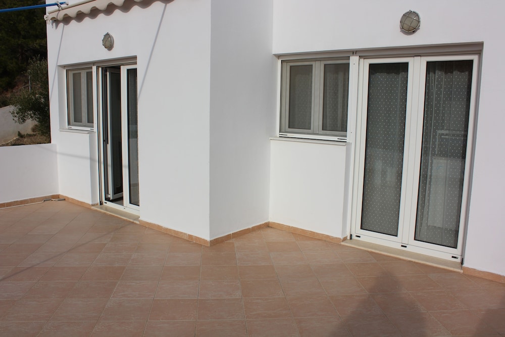 Aaron Studios Apartments