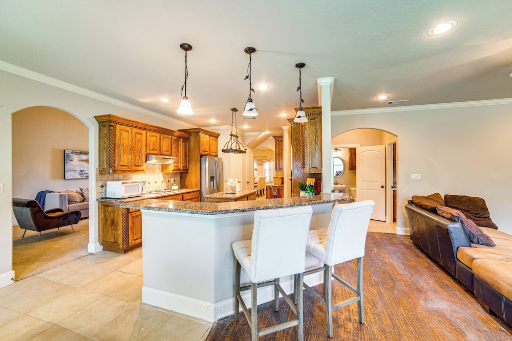 Spacious Texas Retreat w/ Community Pool