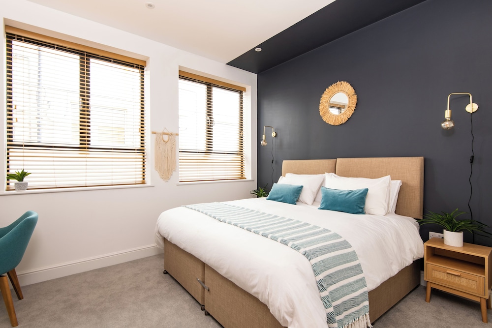 Stunning 2 Bed Apartment on the beach by Urban Roost