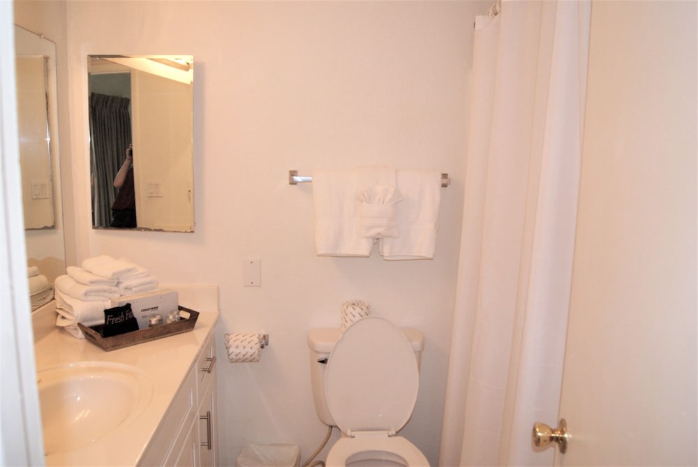 128 Fully Furnished 1BR Suite-Prime Location! by RedAwning - Property Image 15