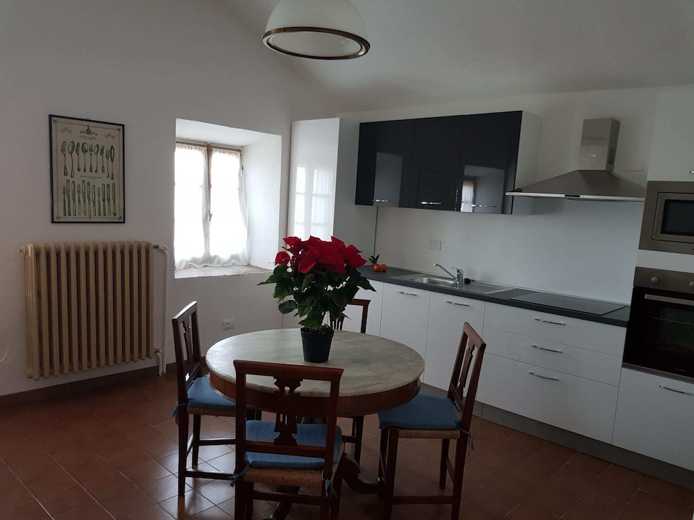 Apartment in a 19th Century Building, in the Hills With Stunning Views, Wifi view 4
