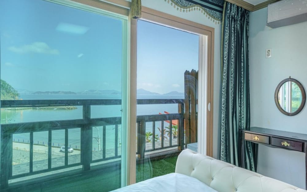 Geojedo Ocean View Dumo Mongdol Pension