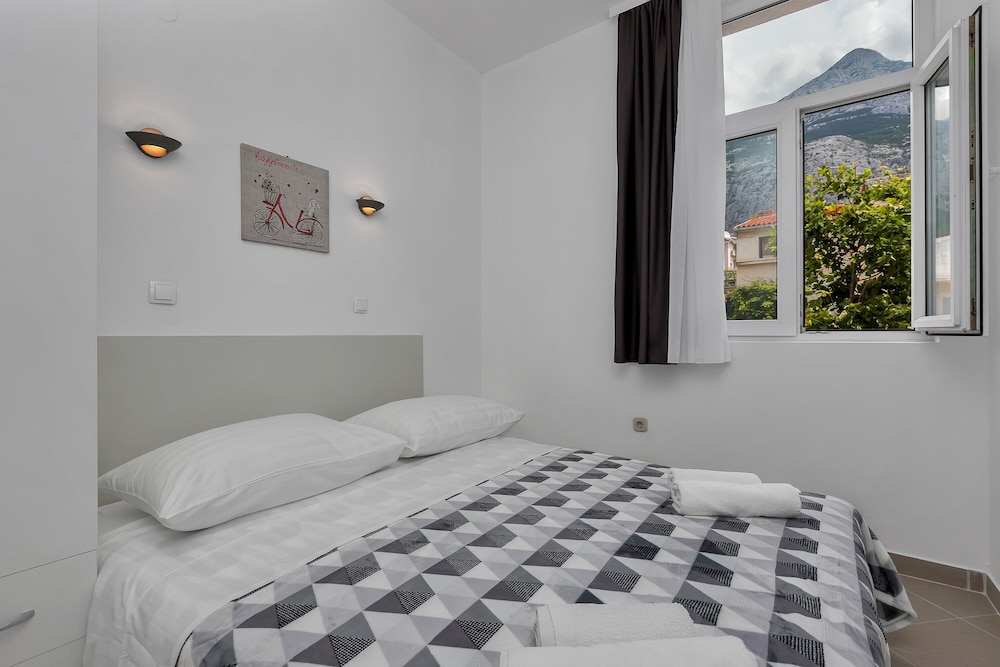 Apartment Petar with terrace