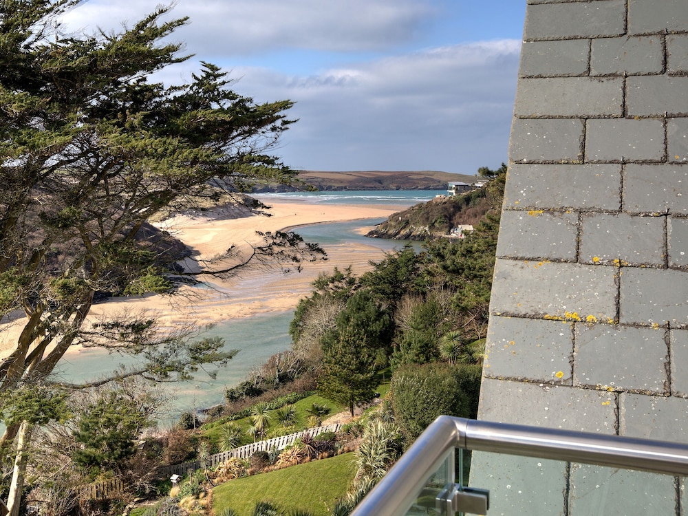 The Tower, 5 Corisande Manor