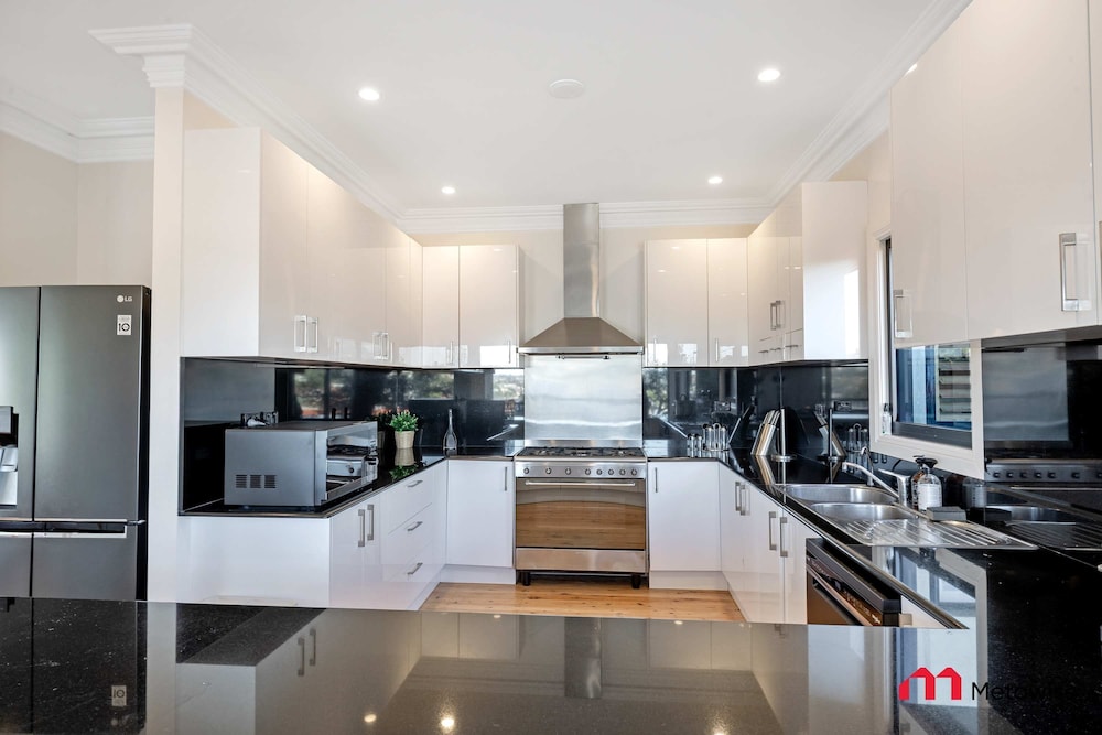 Metawise Luxe 6 Bed Ocean View Family Home in Seaforth