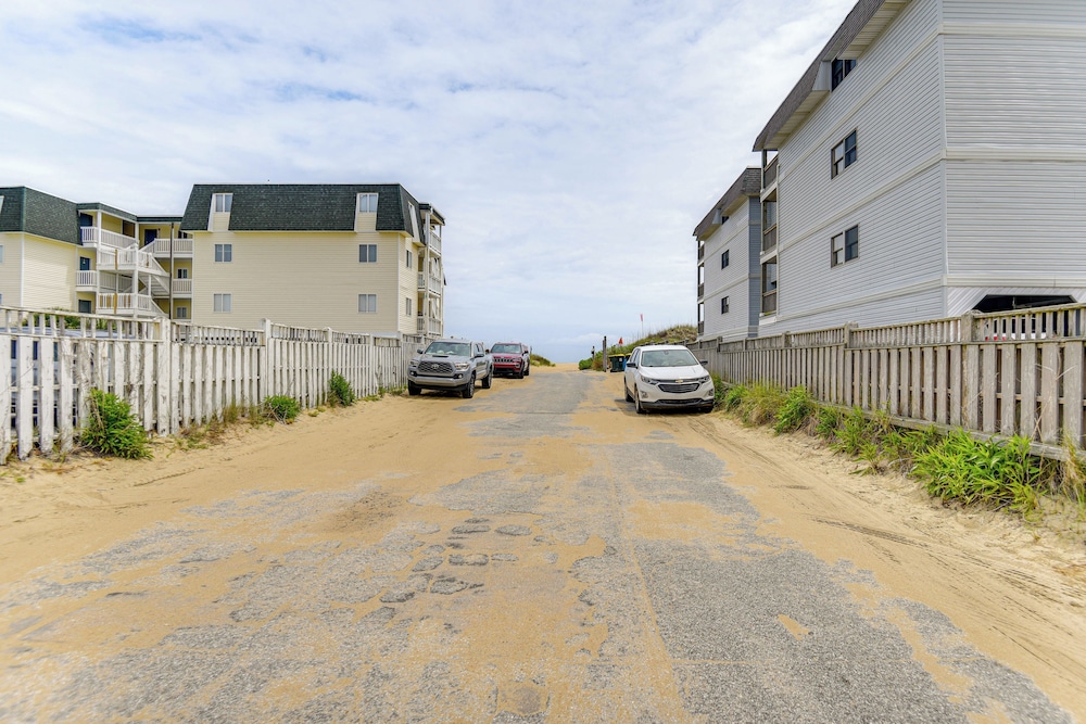 Walk to Beach + Restaurants: Outer Banks Retreat
