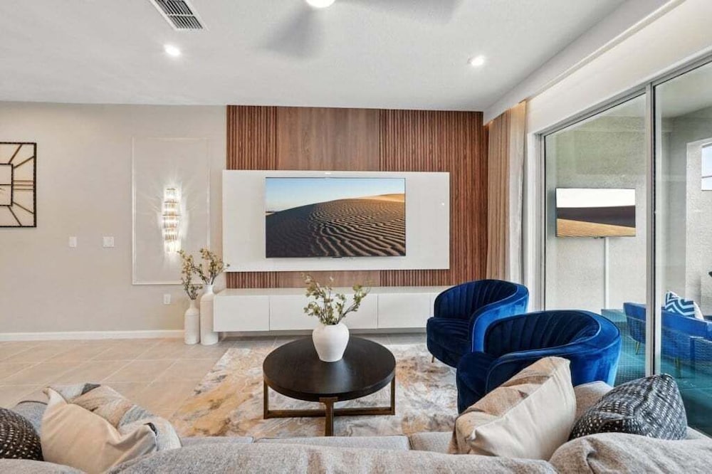 Beautiful Chic Radiance Home With Pool 5 Bedroom Townhouse