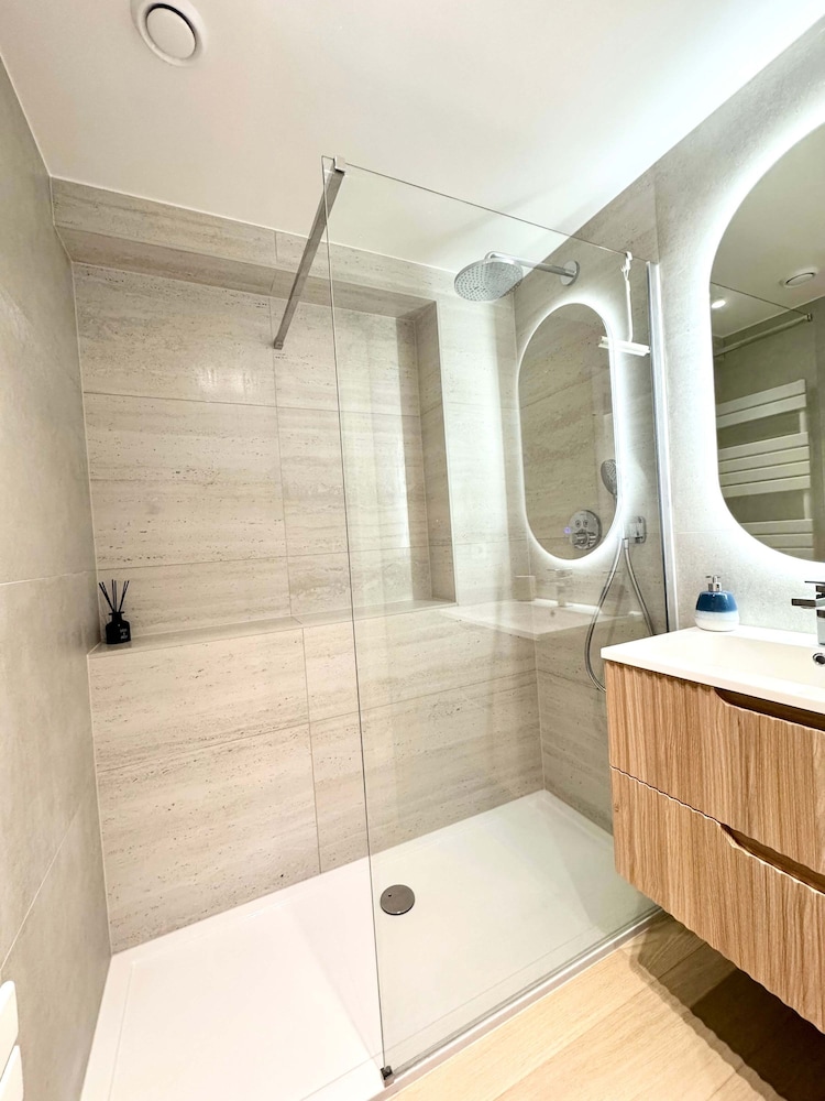 Spacious Bright Apartment Steps From the Beach i