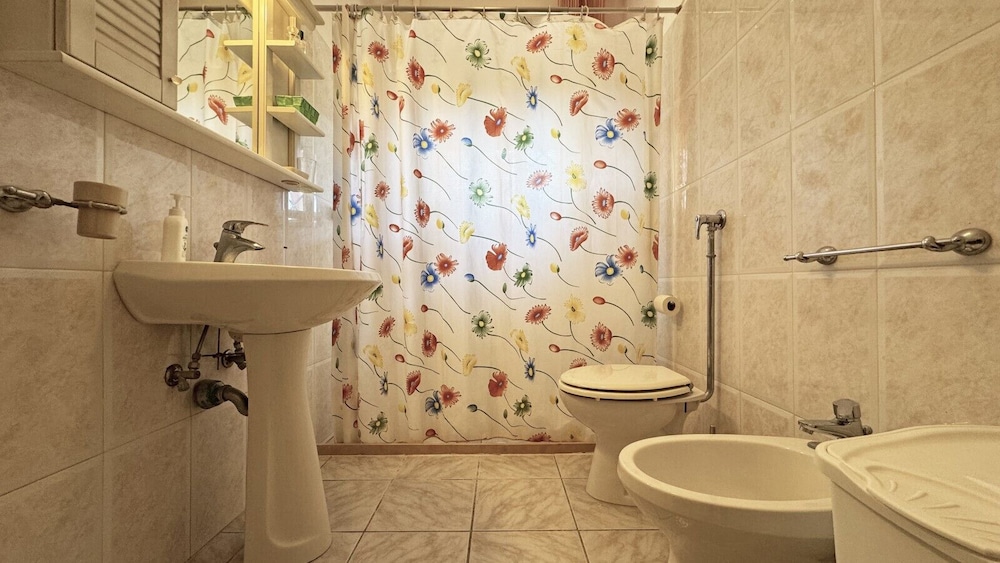 Villa Ulivo Sleeps 7 Garden Close to the sea