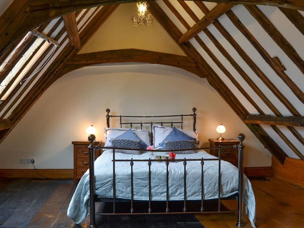 Captivating Tudor 2 Bedroom Apartment in Ipswich view 3