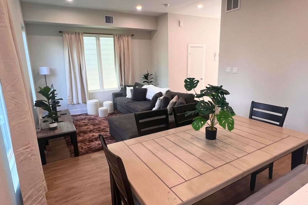 Gated 3BR Home 10 Mins Downtown