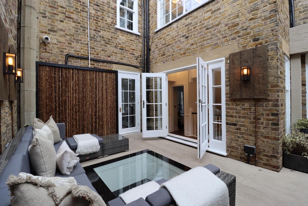49 Cheyne Place in London