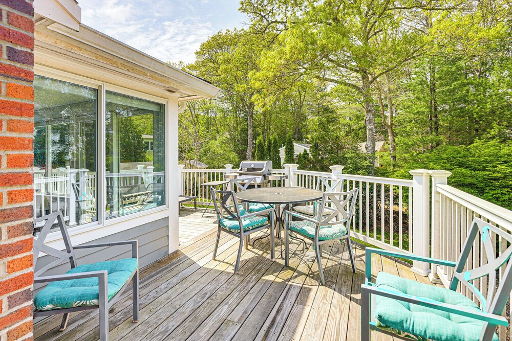 3 Mi to Mashpee Commons: Family Home w/ Fireplace