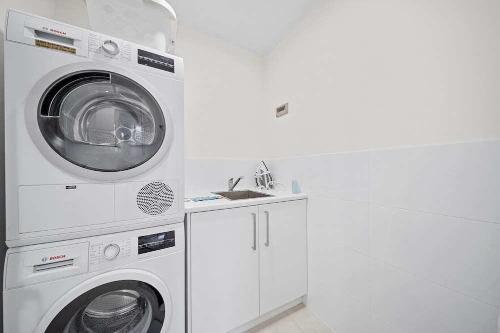 Inner-city 2-bed With Large Balcony, Garden & Gym