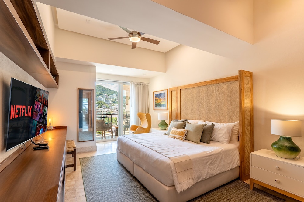 Ocean Front Amazing Views and Location Sleeps 8