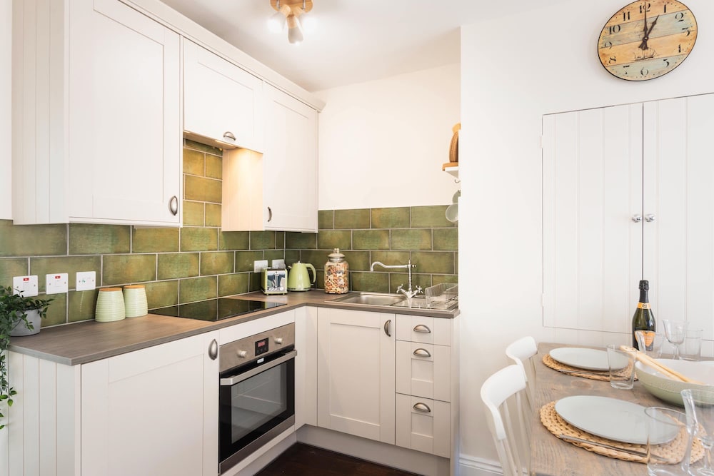 Host Stay Coombe Cottage