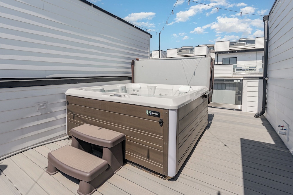 Groovy -rooftop Patio w/ Hot Tub -mins to Broadway