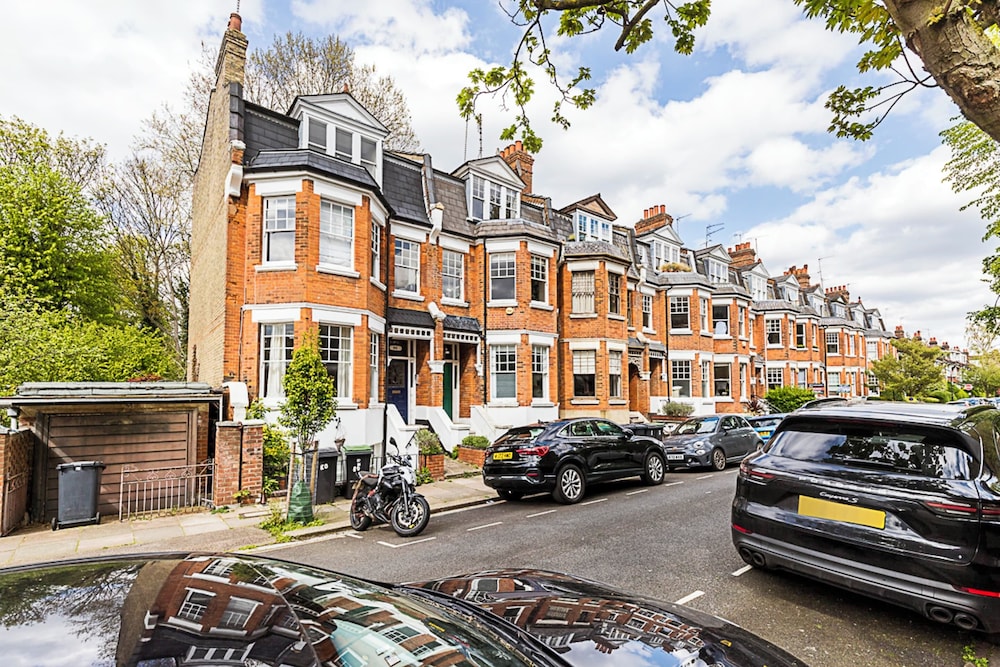 Stylish Hideaway Flat at Milton Park Highgate