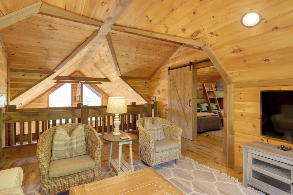 Family Oasis w/ Game Room & 2 Decks in Blue Ridge!