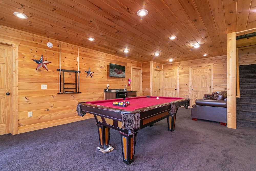 A Mountain Paradise - 3 Bedrooms, 3 Baths, Sleeps 8 Cabin by RedAwning