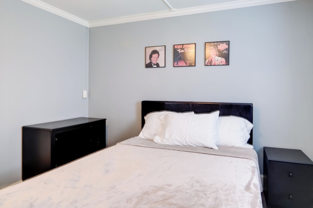 Near Shops, Eats & Trails: Loudon County Apt!