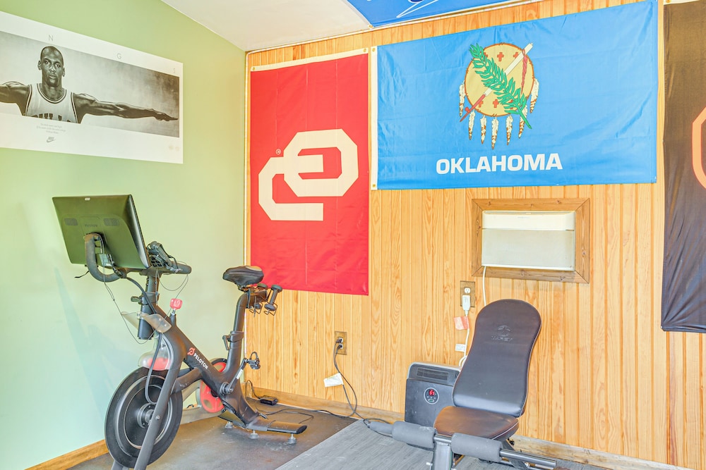 Sauna, Hot Tub & Cold Plunge: Oklahoma City Home!