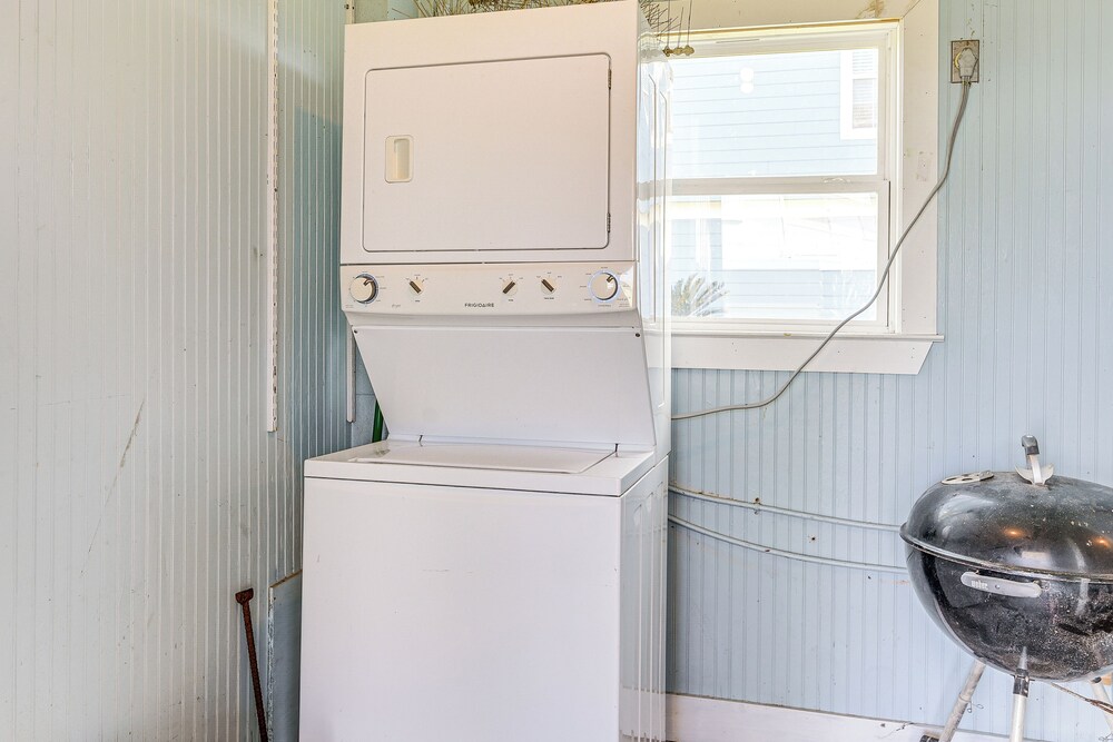 Walk to Beach: Galveston Home w/ Patio & Balcony!