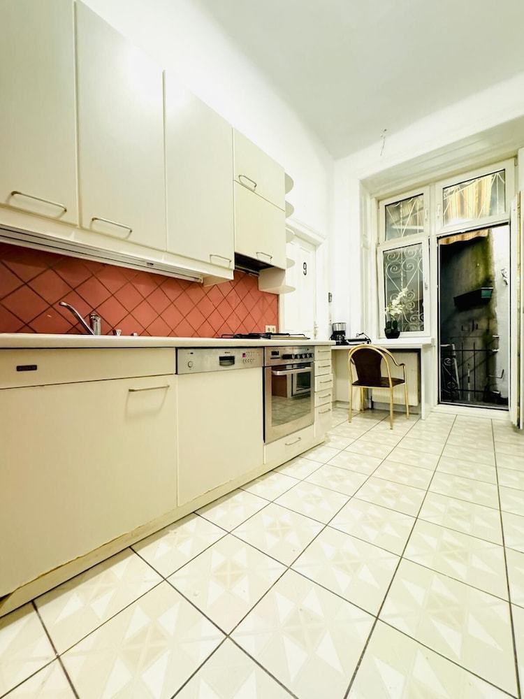 Family 9BR Apartment Near Augarten