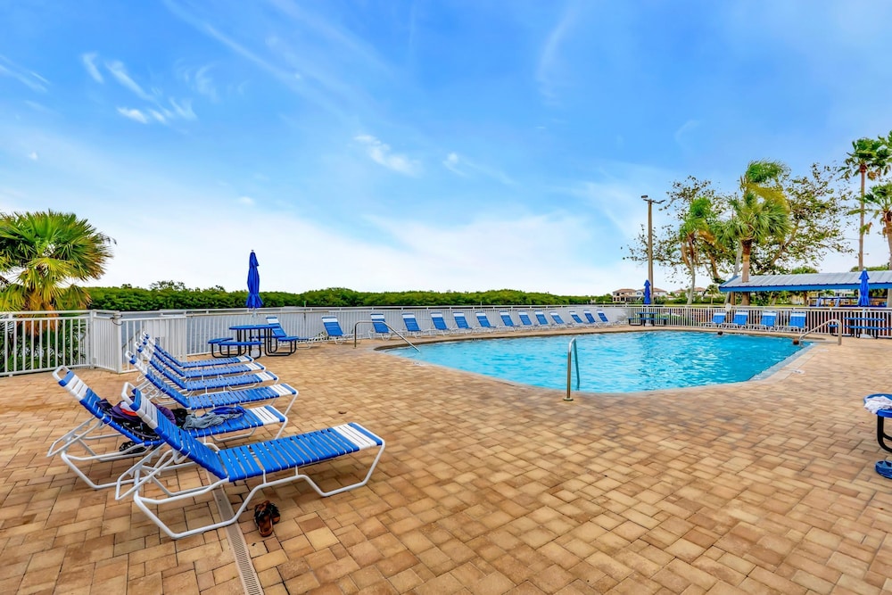 Watch the Dolphins Large Balcony Suite and Heated Pool