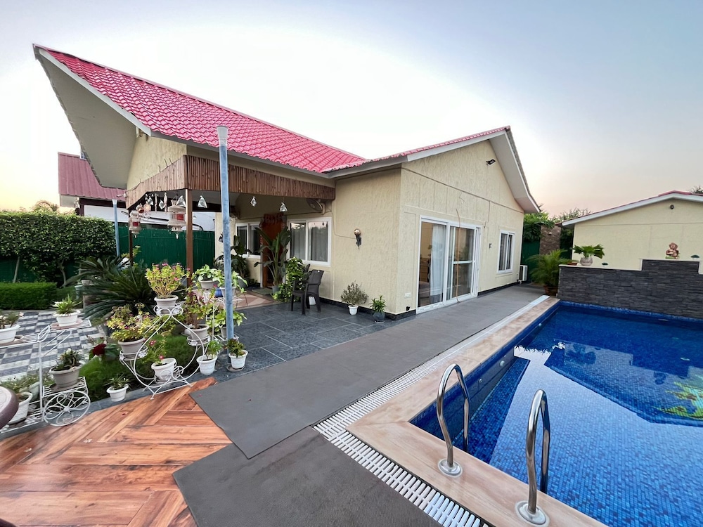 GoBravo 37 - 2Bhk Farm with Pool & Garden Sec150 Noida view 3