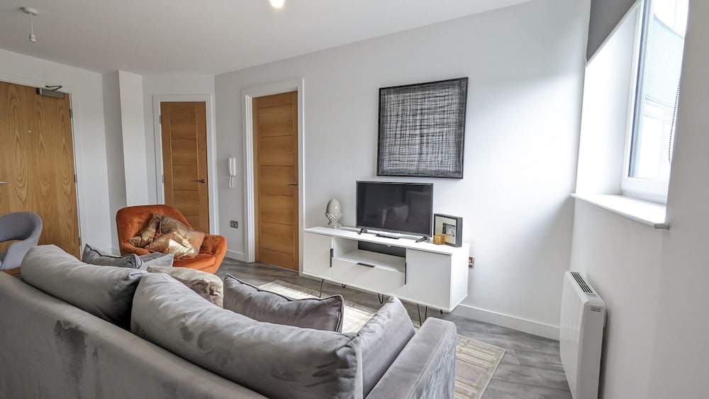 Modern 1 Bed Apt - 15 Mins to Solihull Centre