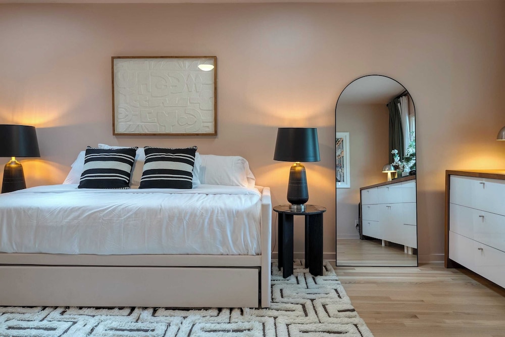 Modern Austin Home w/ Pool, Putting Green & Coffee Nook Townes Retreat by Avantstay