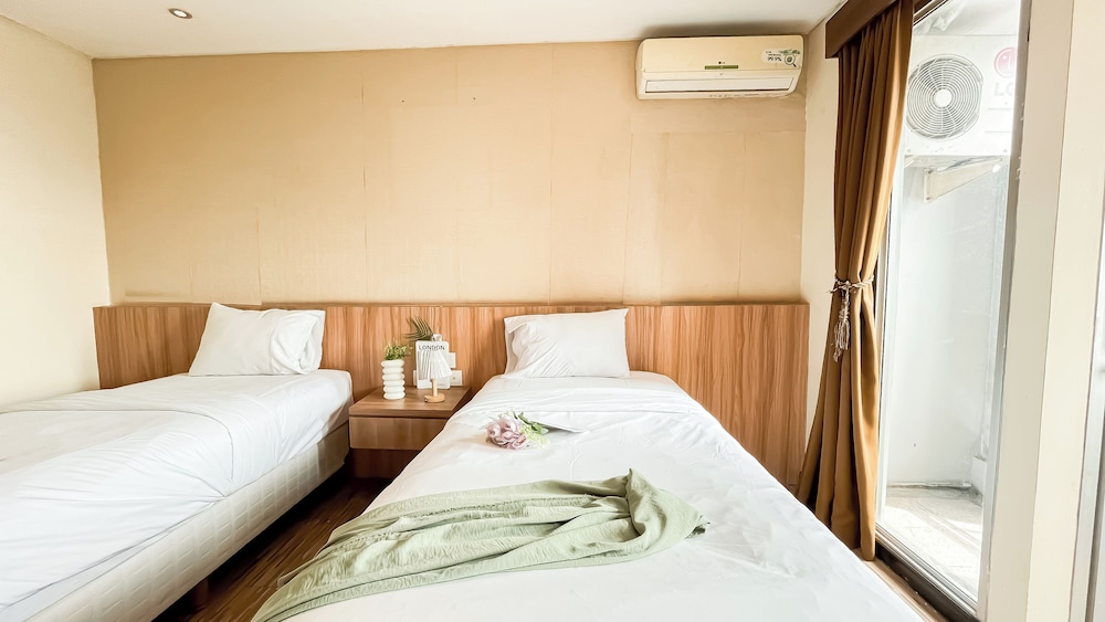 Modern Minimalist Studio (No Kitchen) At Great Western Apartment