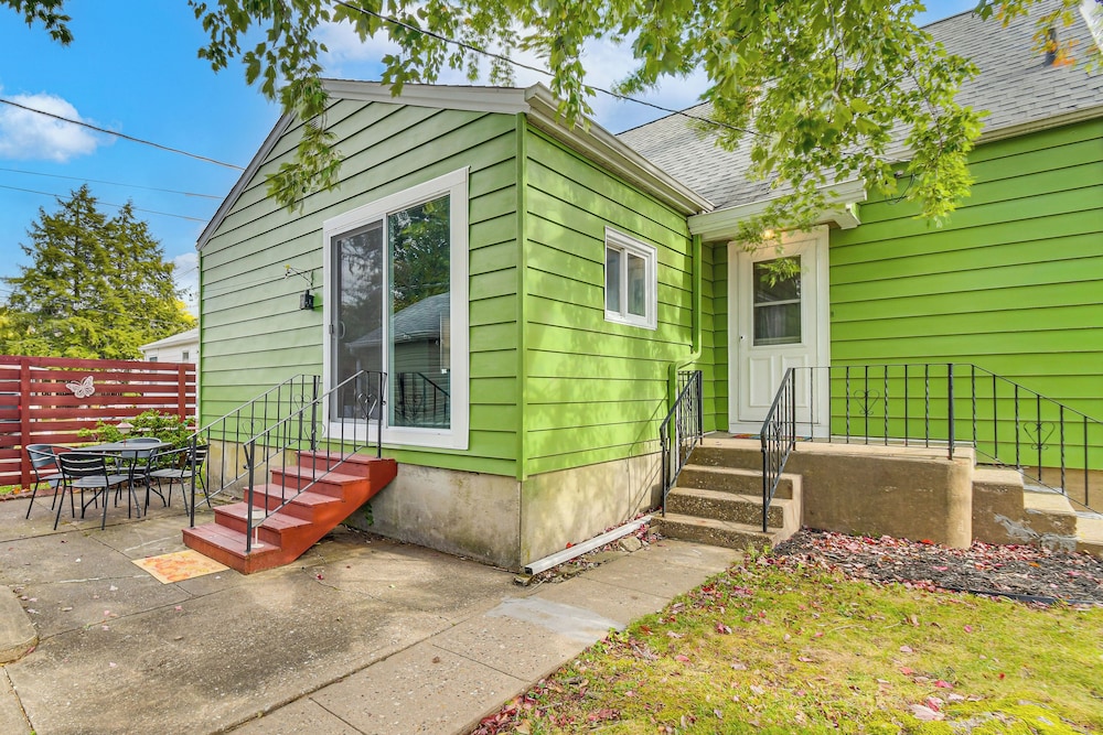 1 Mi to Dtwn Burlington: Modern Home w/ Yard!