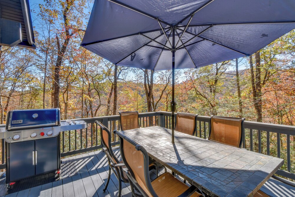 Fish, Hike & Swim: Lake Burton Retreat w/ Hot Tub!