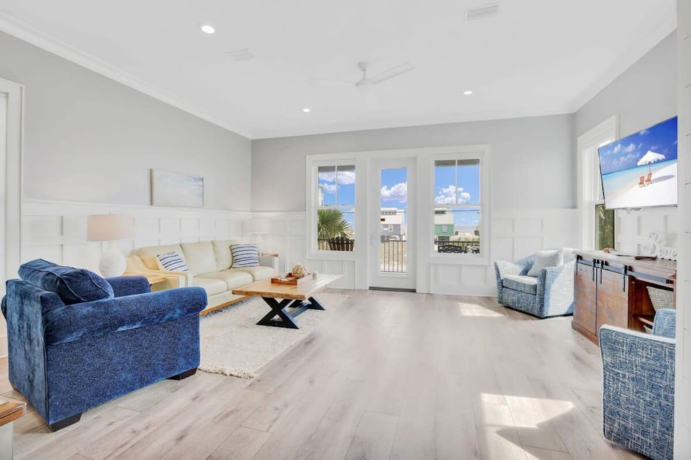 Porpoise-full Life Spacious Beach Home w Pool