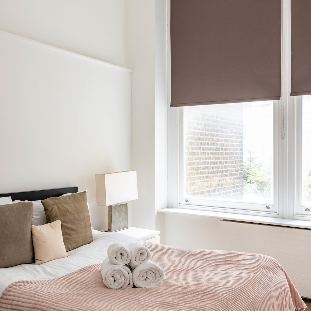 Balcony South Kensington Luxury 2 bed Apartment