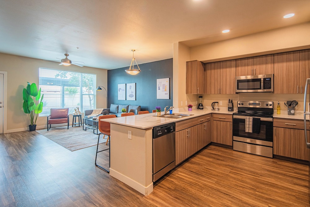 ROVE LIVING/KL - V on Broadway