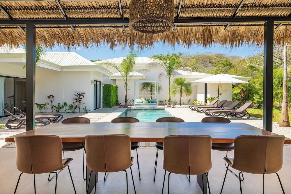New Oasis in Gated Community With Pool Breakfast