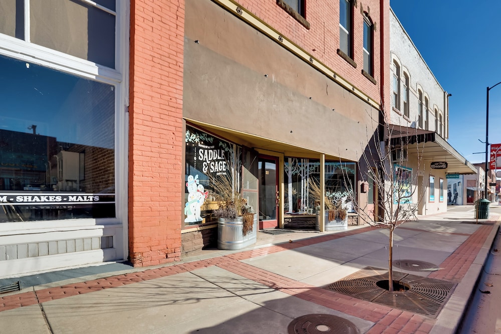 Downtown Emmett Apt: 7 Mi to Black Canyon Dam