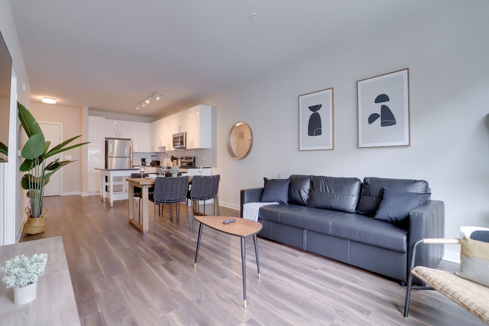 Fun & Comfort Await Alexandria Apartment