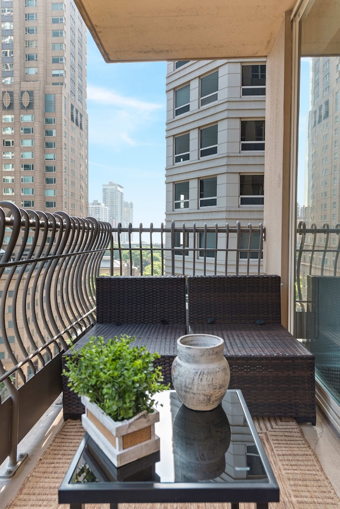 Near Riverwalk 2BR Private Balcony Downtown