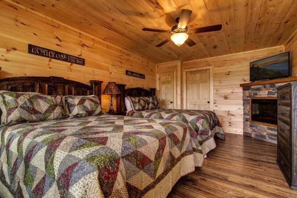 Rocky Top Lodge - 9 Bedrooms, 8 Baths, Sleeps 40 Home by Redawning