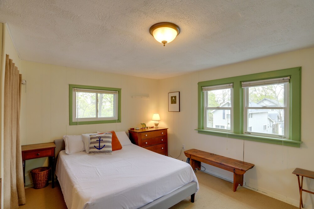Spacious Lakeside Cottage - 2 Miles to Marblehead! view 4