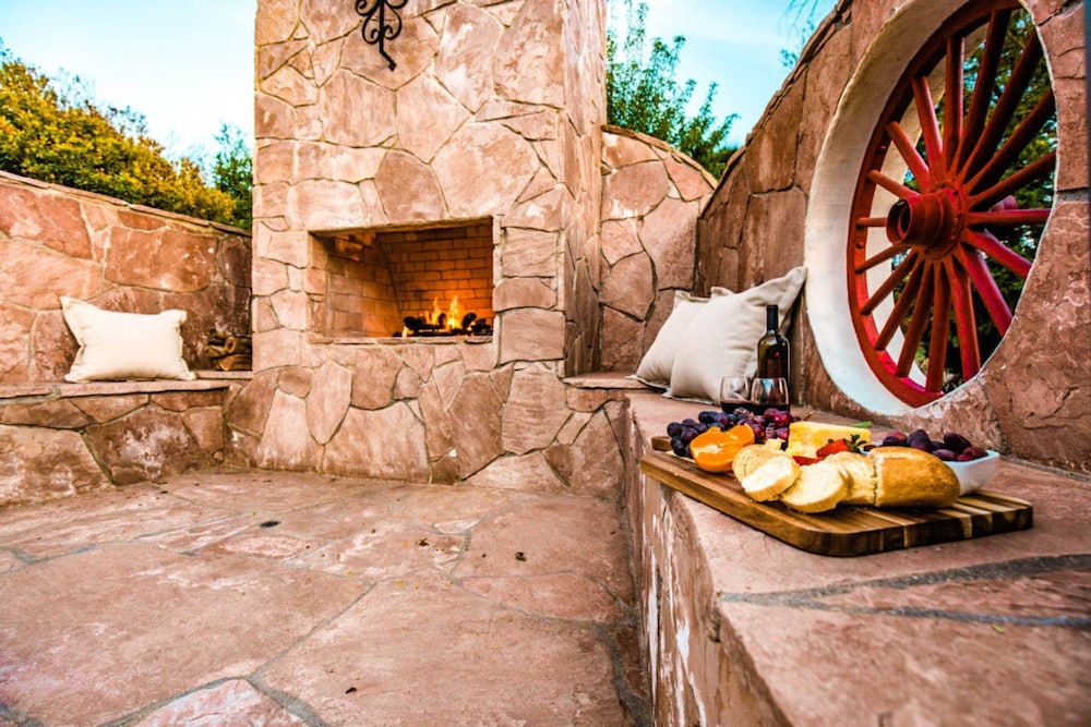 De Luz by Avantstay 5 Acre Estate w Lake Pool Hot Tub