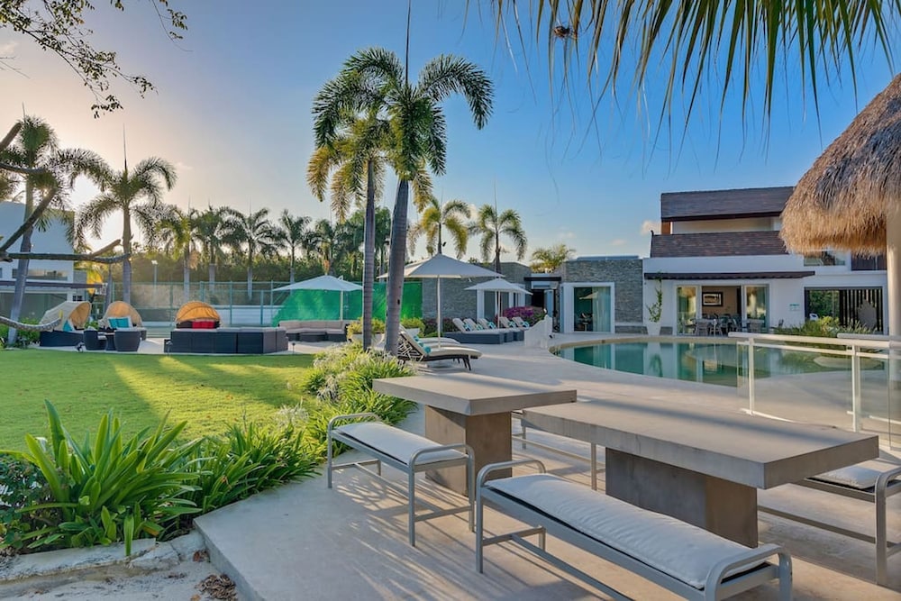 Luxurious 8-bedroom Dreamy Villa
